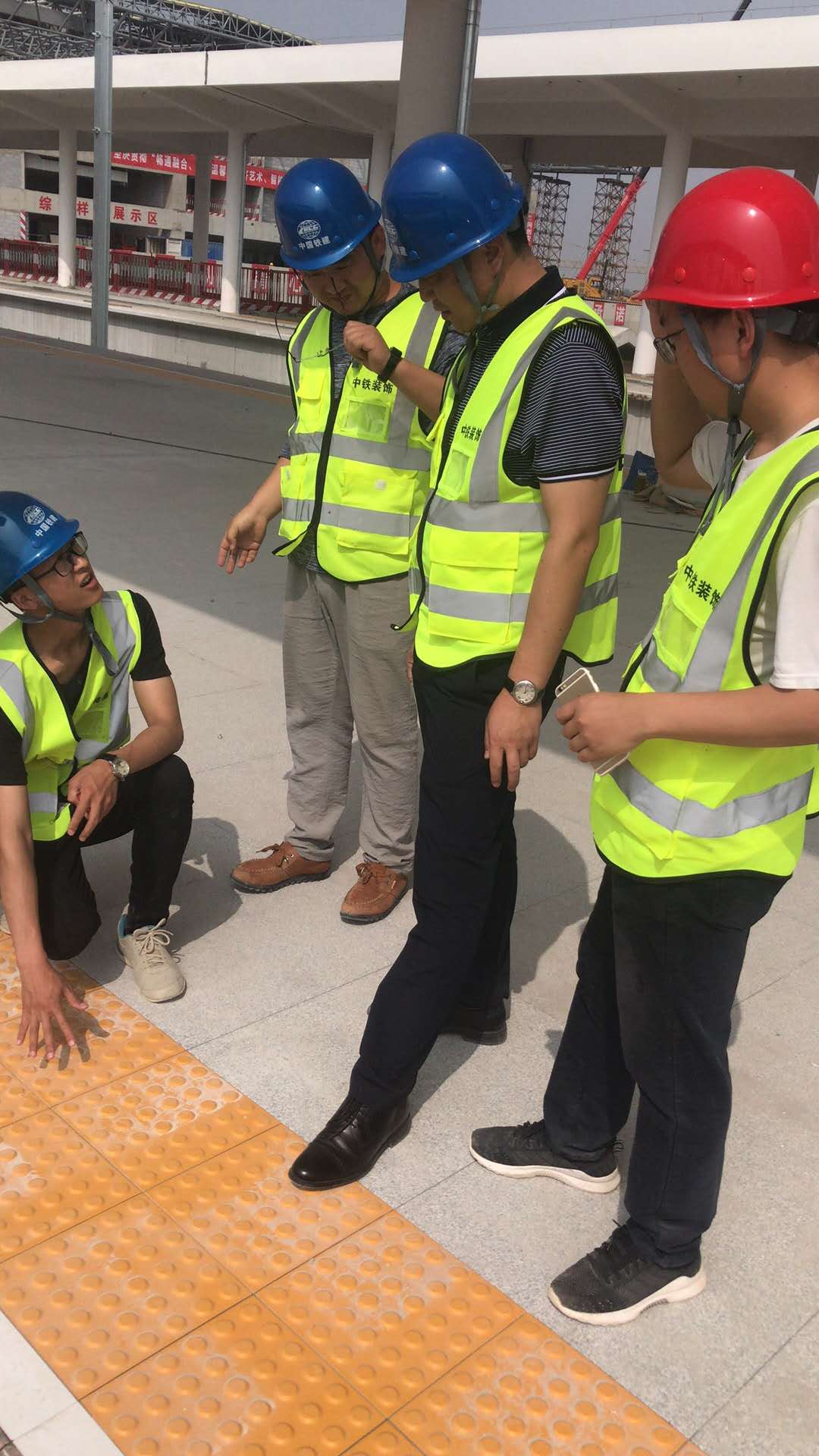 5月18日上午，焦作市眾光耐酸瓷業(yè)有限公司范總親臨南陽(yáng)站參觀本廠供應(yīng)的全瓷盲道磚